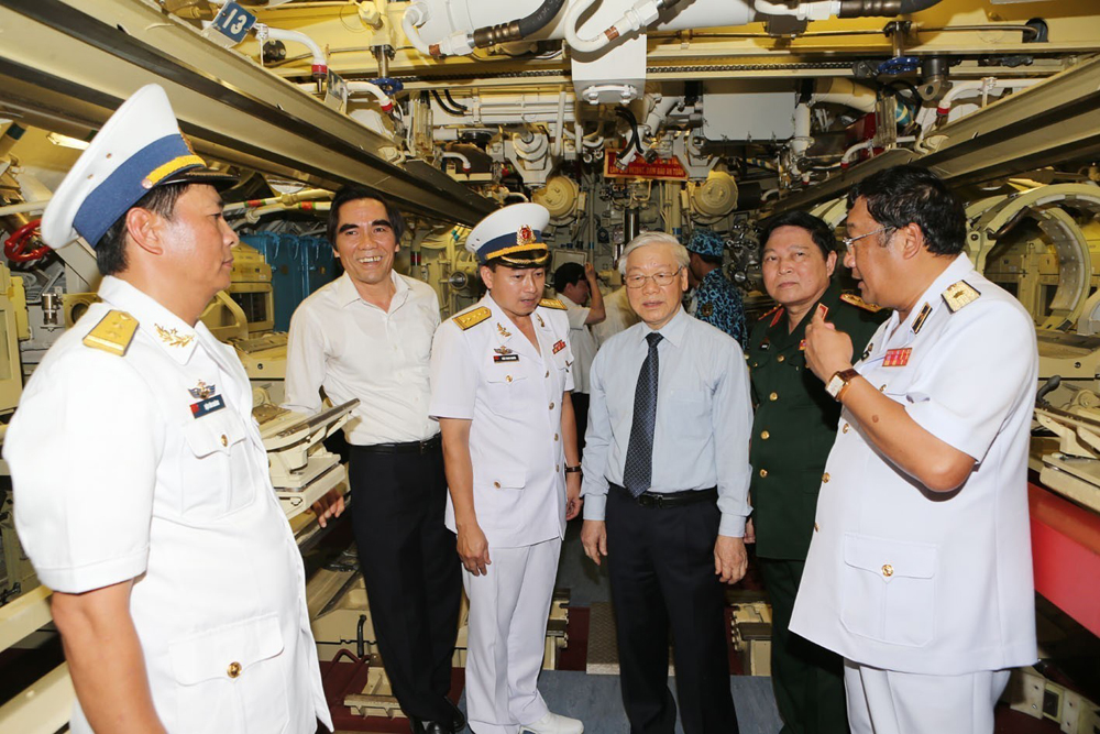Tổng Bí thư Nguyễn Phú Trọng thăm Tàu ngầm Hải Phòng, Lữ đoàn Tàu ngầm 189 (Quân chủng Hải quân), ngày 5/5/2016.