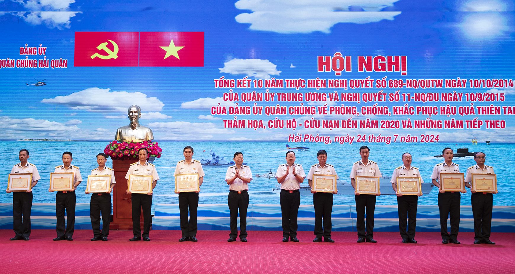 Phó Đô đốc Trần Thanh Nghiêm và Trung tướng Nguyễn Văn Bổng trao thưởng cho các tập thể và cá nhân.