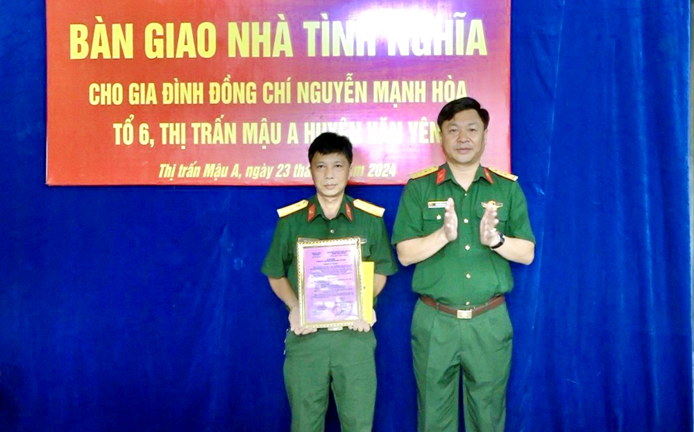 Lãnh đạo Bộ Chỉ huy quân sự tỉnh bàn giao nhà tình nghĩa cho gia đình Thượng uý Nguyễn Mạnh Hòa