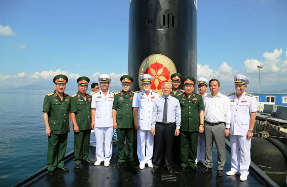 Tổng Bí thư Nguyễn Phú Trọng thăm, động viên cán bộ, thủy thủ Tàu ngầm 184 ngày 5/5/2016.