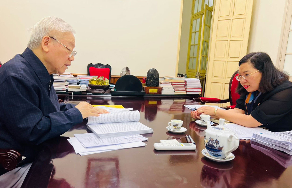 Tổng Bí thư Nguyễn Phú Trọng và bà Phạm Thị Thinh trong một buổi trao đổi về nội dung bản thảo, tháng 3/2023. Ảnh: NXB Chính trị quốc gia Sự thật.