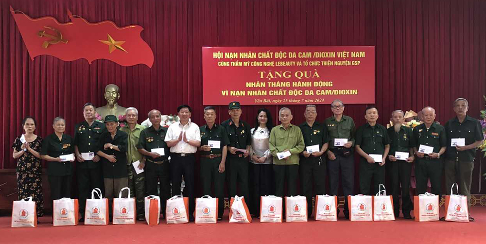 Lãnh đạo Ban Dân vận Tỉnh ủy Yên Bái cùng nhà tài trợ trao quà cho các nạn nhân chất độc da cam.