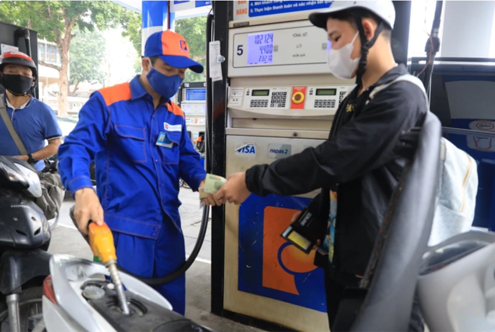Người dân mua xăng tại cửa hàng trực thuộc Petrolimex.