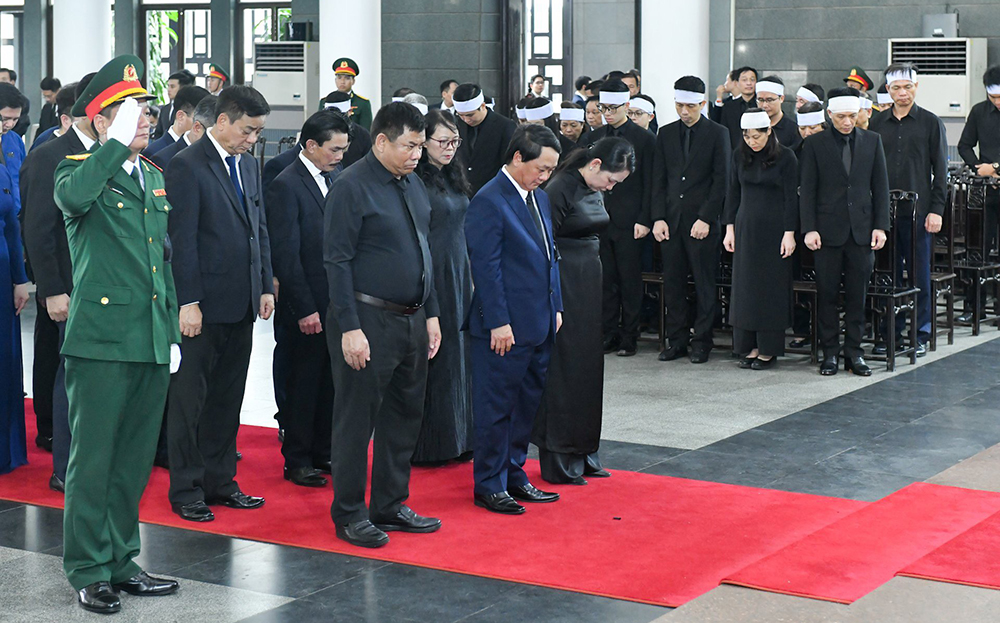 Đoàn đại biểu Ủy ban Dân tộc kính viếng Tổng Bí thư Nguyễn Phú Trọng tại Nhà tang lễ quốc gia , số 5, Trần Thánh Tông, Hà Nội ,ngày 25/7.