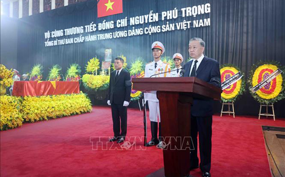 Đồng chí Tô Lâm, Ủy viên Bộ Chính trị, Chủ tịch nước, Trưởng Ban Lễ tang đọc Lời điếu.