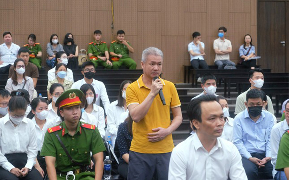 Ông Trịnh Văn Quyết (áo trắng ngồi hàng trước) cùng đồng phạm tại tòa.