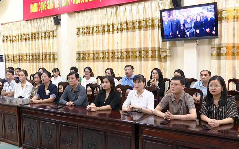Cán bộ, công chức Ban Tuyên giáo Tỉnh ủy Yên Bái xem trực tiếp Lễ truy điệu đồng chí Tổng Bí thư Nguyễn Phú Trọng qua màn ảnh nhỏ.