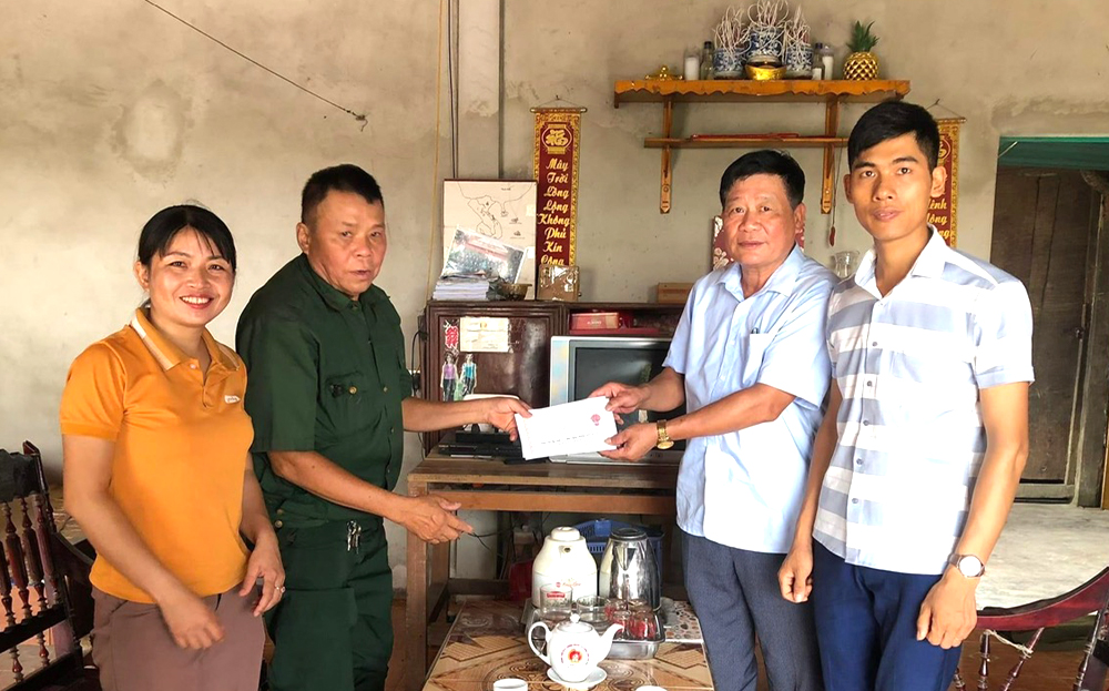 Xã Đại Phác, huyện Văn Yên tổ chức thăm hỏi, tặng quà người có công trên địa bàn xã.