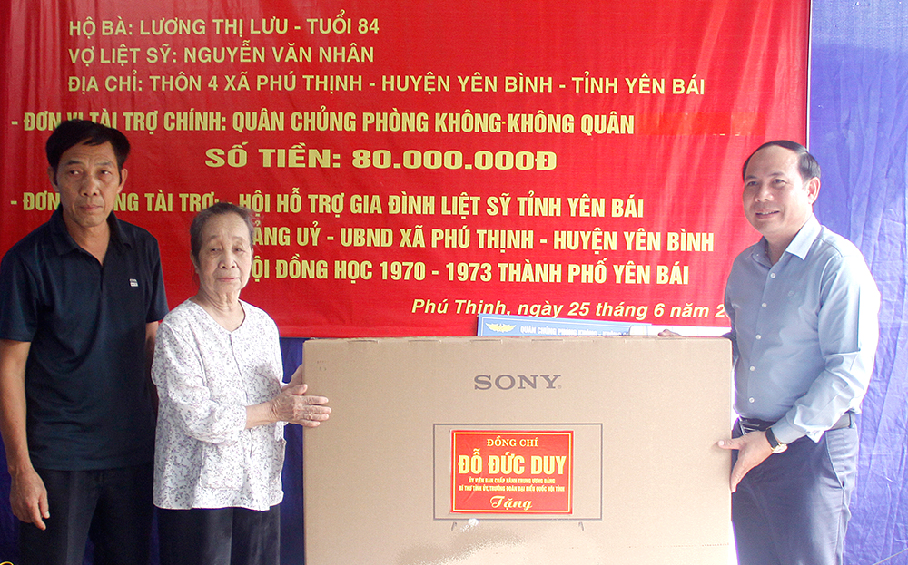 Lãnh đạo Văn phòng Tỉnh ủy trao quà của đồng chí Đỗ Đức Duy - Ủy viên Ban Chấp hành Trung ương Đảng, Bí thư Tỉnh ủy, Trưởng Đoàn đại biểu Quốc hội tỉnh cho gia đình bà Lương Thị Lưu.
