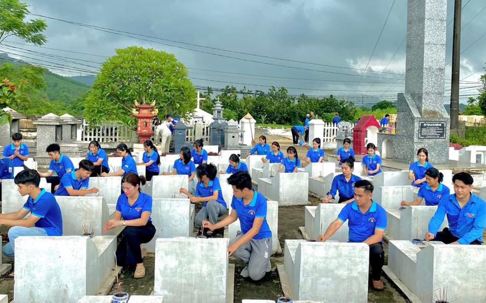 Đoàn viên thanh niên huyện Yên Bình dọn dẹp Nghĩa trang Liệt sĩ.