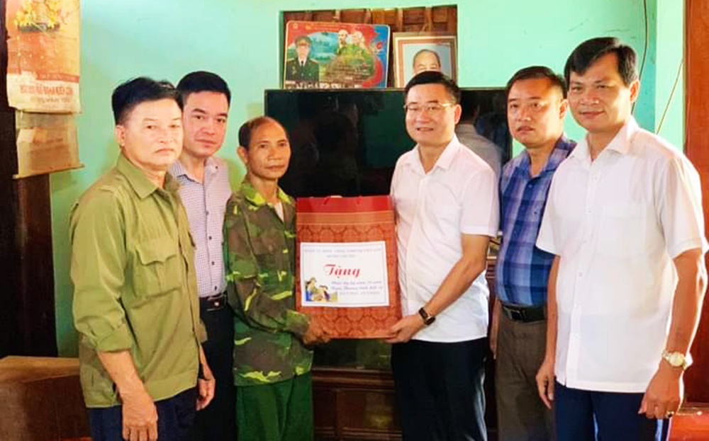 Lãnh đạo huyện Văn Yên thăm hỏi, động viên và tặng quà gia đình chính sách tại xã Quang Minh nhân dịp 27/7.