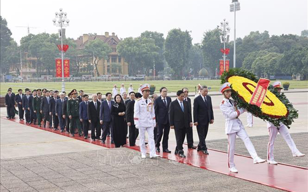 Đoàn đại biểu Ban Chấp hành Trung ương Đảng, Chủ tịch nước, Quốc hội, Chính phủ, Ủy ban Trung ương Mặt trận Tổ quốc Việt Nam đặt vòng hoa, vào Lăng viếng Chủ tịch Hồ Chí Minh.