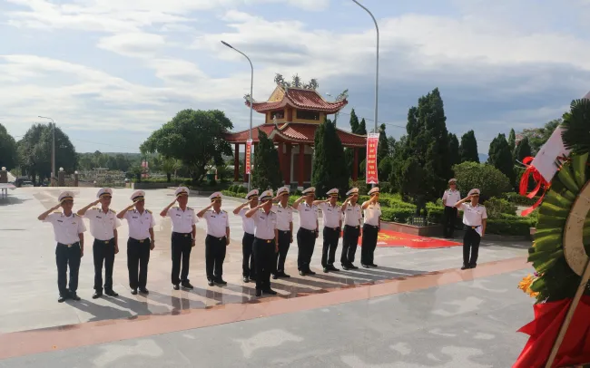 Chuẩn Đô đốc Nguyễn Đăng Tiến, Bí Thư Đảng uỷ, Chính uỷ Vùng 3 Hải quân cùng chỉ huy các cơ quan, đơn vị tổ chức dâng hương nghĩa trang liệt sĩ Thành phố Đà Nẵng