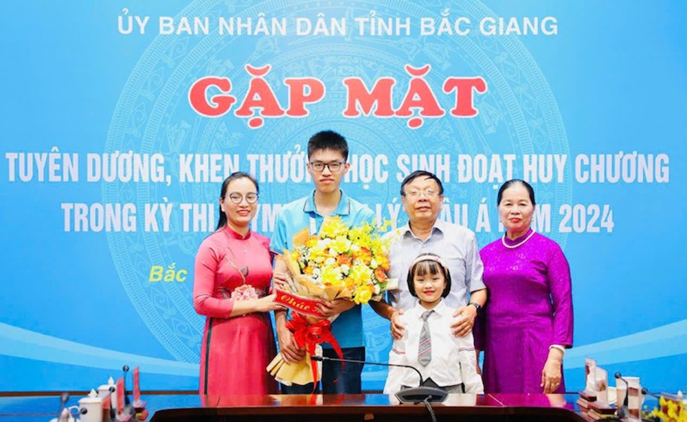 Thế Công cùng mẹ, ông bà ngoại và em gái. Ảnh: Nhân vật cung cấp