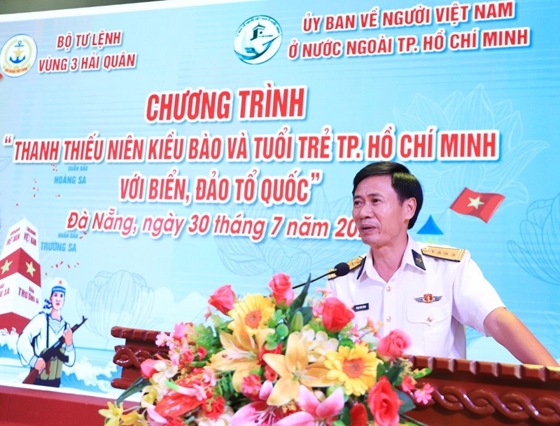 Đại tá Phạm Đình Thành, Phó Chính uỷ Vùng 3 Hải quân phát biểu tại chương trình.