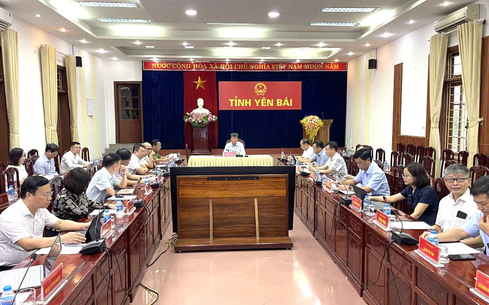 Đồng chí Trần Huy Tuấn - Phó Bí thư Tỉnh uỷ, Chủ tịch UBND tỉnh cùng các đại biểu tham dự Phiên họp.