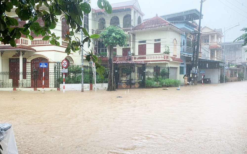 Mưa lớn gây úng ngập cục bộ tuyến đường Kim Đồng - Hoàng Văn Thụ thuộc tổ 6, phường Minh Tân.