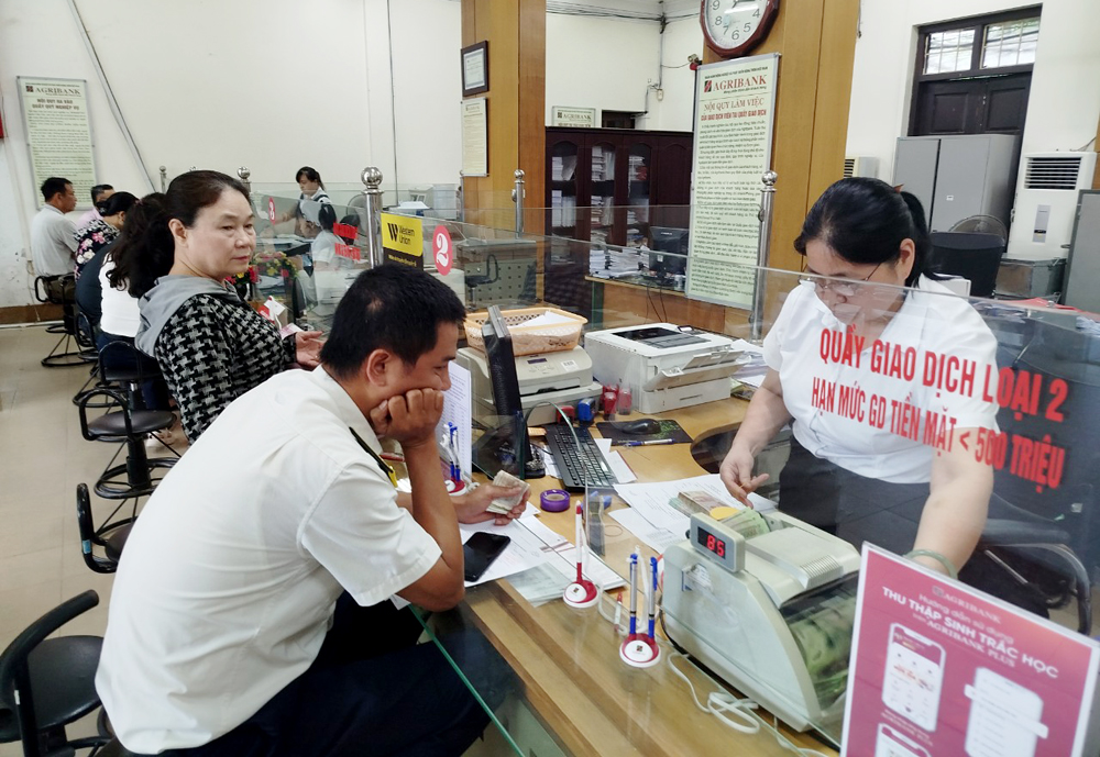 Khách hàng đến giao dịch tại Agribank Chi nhánh huyện Trấn Yên.

