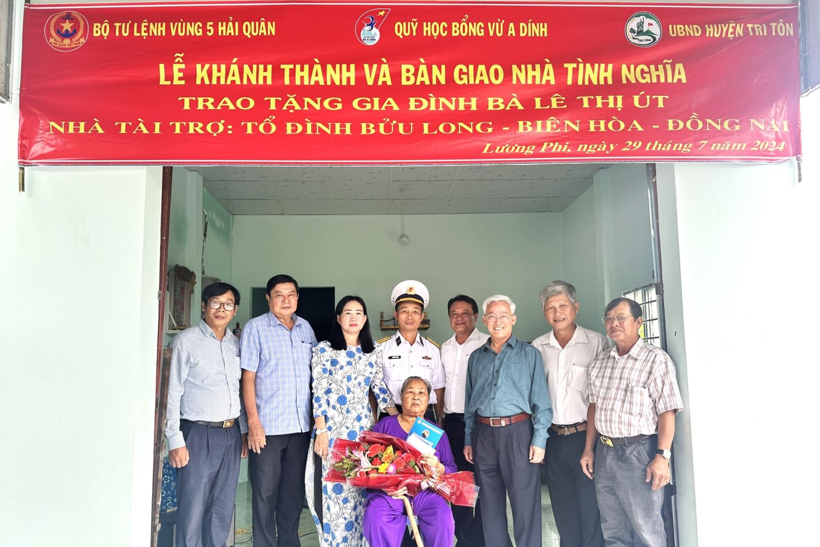 Đại tá Nguyễn Đức Cầu trao quyết định bàn giao “Nhà tình nghĩa” tặng gia đình bà Lê Thị Út.