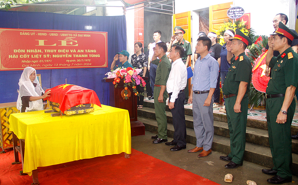 Lễ truy điệu liệt sĩ Nguyễn Thanh Tùng tại nhà riêng ở thôn Phai Tung, xã Đại Minh, huyện Yên Bình.

