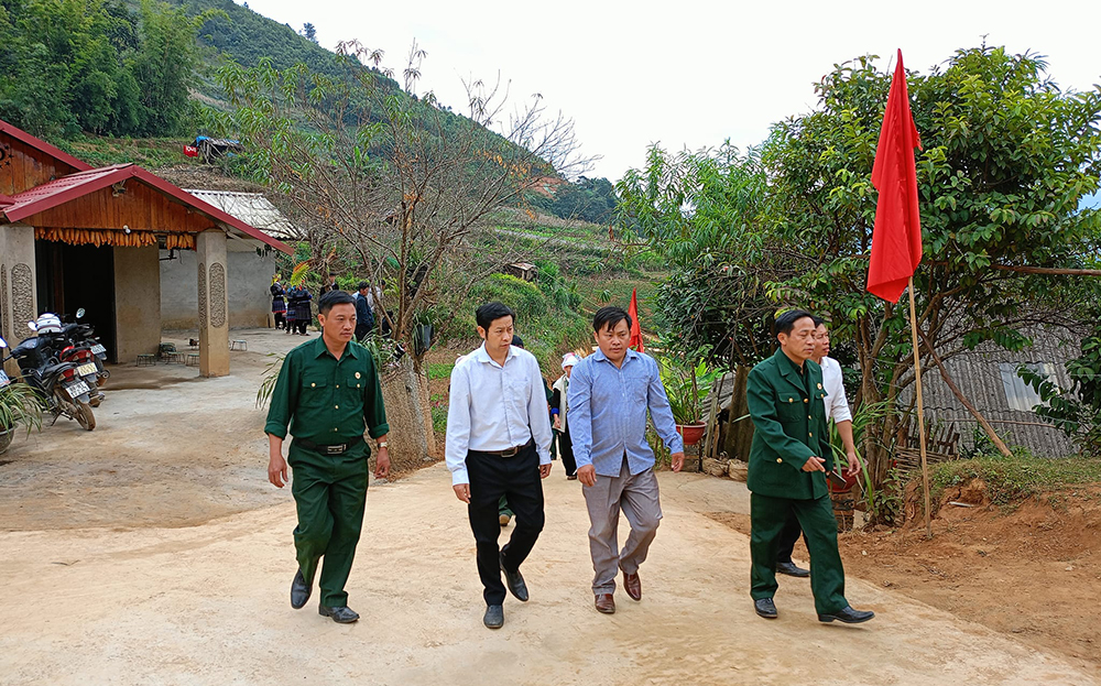 Chủ tịch Ủy ban Mặt trận Tổ quốc huyện Mù Cang Chải Hảng A Ký (thứ hai, bên trái) thường xuyên nắm tình hình nhân dân ở khu dân cư.