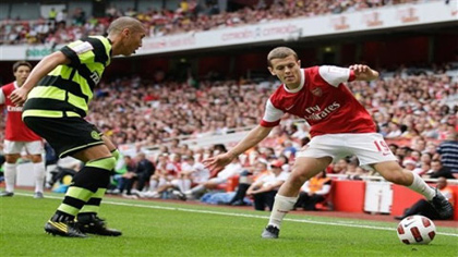 HLV Wenger đặt niềm tin vào Jack Wilshere (phải) cho vị trí tiền vệ trung tâm của Arsenal.