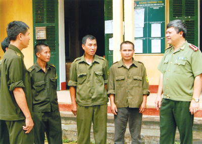 Đại tá Đặng Trần Chiêu - Bí thư Đảng ủy, Giám đốc Công 
an tỉnh trao đổi nghiệp vụ với lực lượng công an xã.
