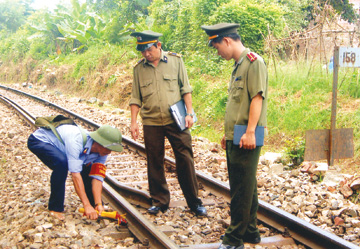 Lực lượng an ninh phối hợp cùng bảo vệ ngành đường sắt kiểm tra an toàn tại các khu vực trọng điểm thường mất phối kiện đường sắt.
