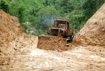 Máy ủi san mặt đường vào bản Làng Giàng - Nậm Có.