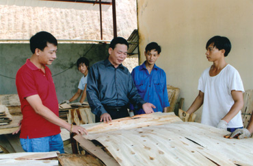 Đồng chí Hà Đức Hoan - Bí thư Thành ủy Yên Bái thăm xưởng sản xuất của Công ty cổ phần Chế biên lâm sản Thành Đạt tại Khu công nghiệp Đầm Hồng.