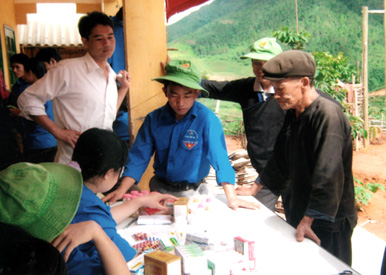 Thanh niên tình nguyện cấp, phát thuốc miễn phí cho nhân dân vùng cao trong Chiến dịch hè 2010.
(Ảnh: Minh Huấn)
