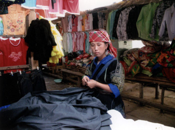 Chợ Ngã ba Kim (Púng Luông - Mù Cang Chải, là nơi giao lưu, trao đổi hàng hóa của đồng bào các dân tộc trong khu vực.