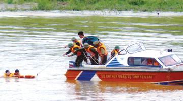 Lực lượng vũ trang tỉnh Yên Bái luyện tập kỹ năng ứng phó với mưa lũ.
(Ảnh: Thanh Năm)