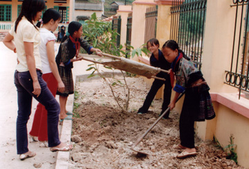 Học sinh người Mông Trường tiểu học Chế Cu Nha tham gia vệ sinh trường lớp.