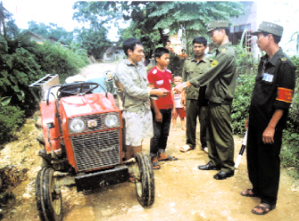 Công an xã Mông Sơn kiểm tra phương tiện lưu thông trên địa bàn.
