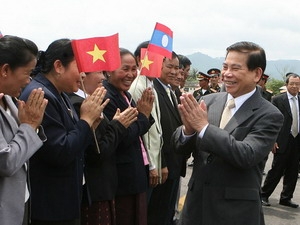 Nhân dân tỉnh Louang Namtha nồng nhiệt chào đón Chủ tịch nước Nguyễn Minh Triết.