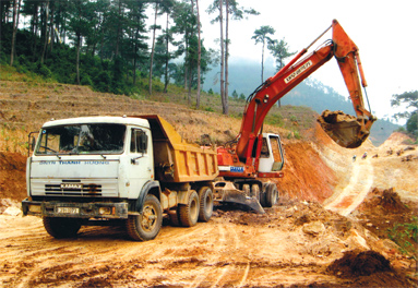 Mở đường lên vùng cao.