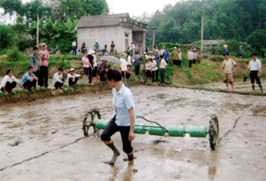 Học viên lớp trồng trọt tại xã Hưng Khánh thực hành gieo cấy.
