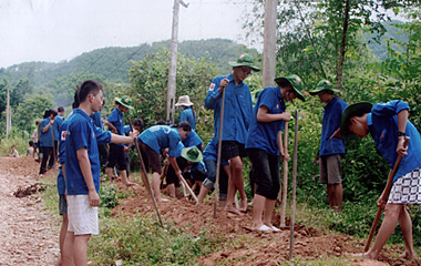 Đoàn viên thanh niên xã Y Can giúp dân làm đường giao thông nông thôn.
