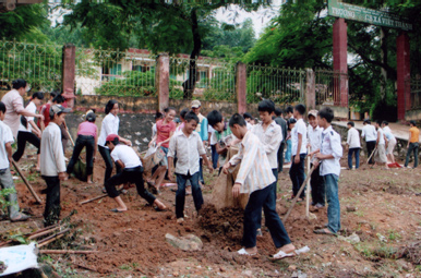 Học sinh Trường THCS xã Việt Thành (Trấn Yên) lao động dọn vệ sinh chuẩn bị đón năm học mới. (Ảnh: Quang Thiều)
