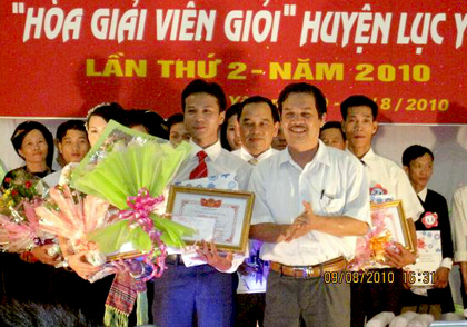 Đồng chí An Hải Nam - Phó chủ tịch UBND huyện Lục Yên trao giải nhất hội thi cho thí sinh của xã Tân Lập.