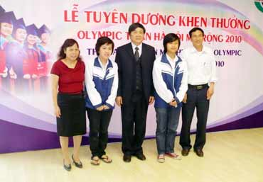 Phương Anh (thứ 2 từ phải sang) tại Lễ tuyên dương Olympic toán Hà Nội mở rộng.