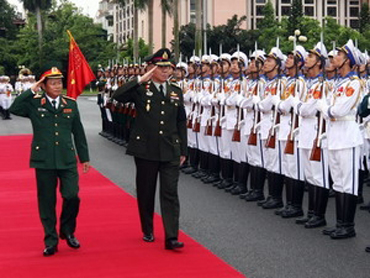 Trung tướng Đỗ Bá Tỵ, Tổng Tham mưu trưởng, Thứ trưởng Bộ Quốc phòng đón Đại tướng Songkitti Jaggabatara, Tư lệnh Lực lượng Quốc phòng Thái Lan.