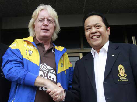 HLV Schaefer (trái) và chủ tịch FAT Makudi sẽ chung tay đưa tuyển Thái Lan vượt qua vòng loại World Cup 2014.