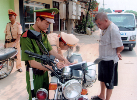 Đội CSGT Công an huyện Yên Bình lập biên bản xử lý người vi phạm.
