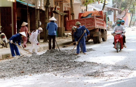 Công nhân Công ty TNHH một thành viên Quản lý và xây dựng đường bộ II bảo dưỡng mặt đường.