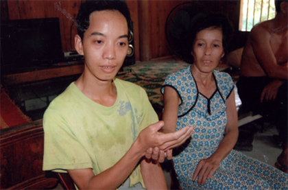 Mẹ Dương Phú Trình xót xa kể lại chuyện 2 lần Trình bị máy bóc gỗ cán vào tay gây thương tật.