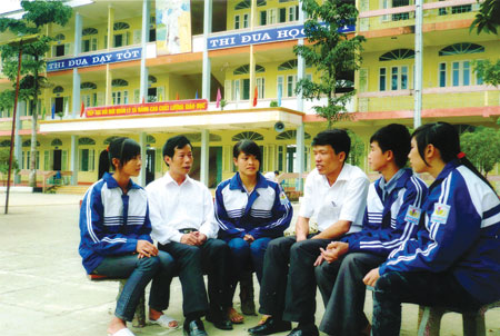 Giáo viên và nhóm học sinh sáng tạo trẻ năm 2010 của Trường Nguyễn Lương Bằng.