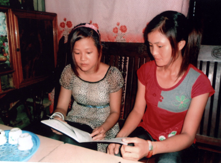 Chị Đặng Thị Dung (bên phải) đang tuyên truyền thực hiện DS-KHHGĐ cho chị em ở trong thôn.
