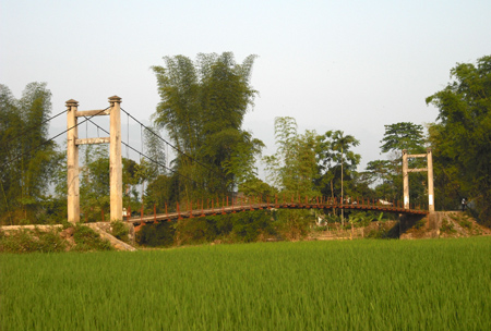 Cầu treo Nà Lốc, phường Pú Trạng, thị xã Nghĩa Lộ.